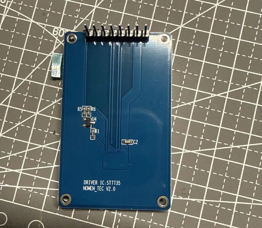 屏幕模块背面与排针实物，可见 DRIVER IC: ST7735 和模块版本丝印。