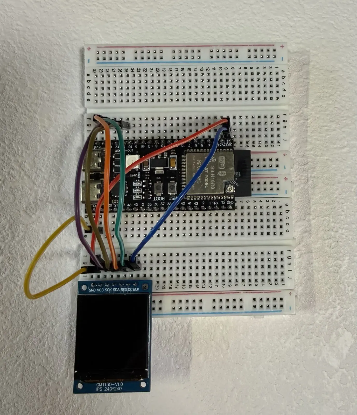 重新走线前,GMT130 屏幕与 ESP32-S3 之间使用多根较长线材连接,线路在面包板上方交叉。