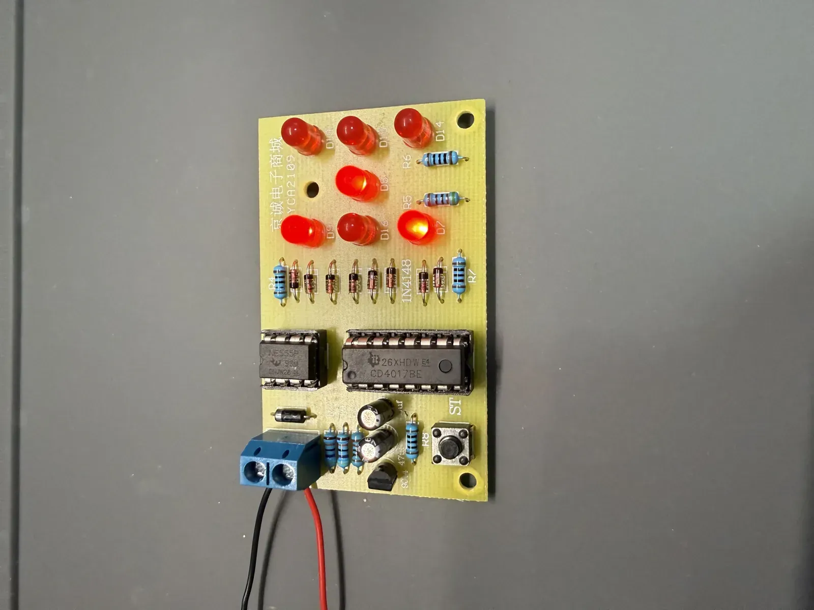 两颗芯片同时换向后，YCA2109 电路板上的红色 LED 成功点亮。